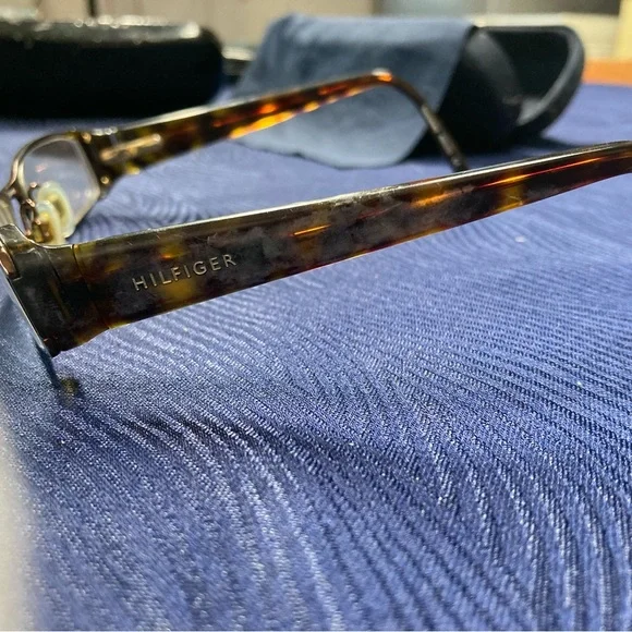 Tommy Hilfiger Prescription Glasses with Case and Cleaning Cloth - Picture 5 of 9